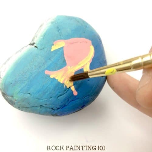 Learn how to paint adorable fish with amazing bubbles in this fun rock painting tutorial. With step by step instructions, you'll be creating amazing fish rocks in no time! #fish #bubbles #howtopaint #rockpainting #stonepainting #rockpaintingforbeginners #rockpainting101