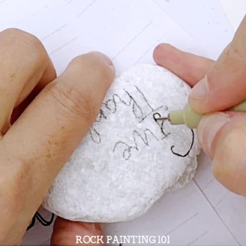 Make beautiful hand lettered Thanksgiving rocks with this step by step tutorial. Hand lettering has always been hard for me, but these practice sheets are perfect for learning! #handlettering #thanksgivingrocks #givethanks #howtohandletter #kindnessrocks #thanksgivingrockpainting #howtopaintrocks #rockpainting101