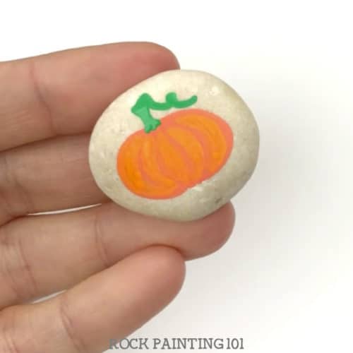 These simple pumpkin rocks are quick to create and perfect for decorating this fall. Use them to spread kindness or to decorate your Thanksgiving table. #pumpkinrocks #fallrocks #thanksgivingrocks #paintedrocks #quickrocks #5minuterocks #howtopaintrocks #howtodrawapumpkin #rockpainting101