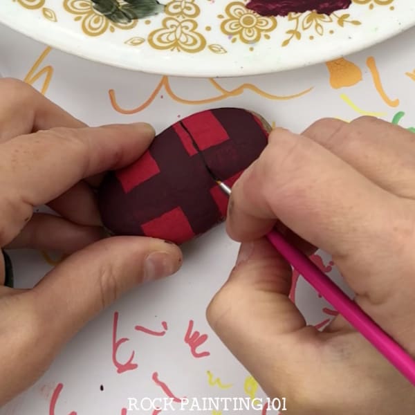 How to paint plaid patterns to make a fun rock Rock Painting 101