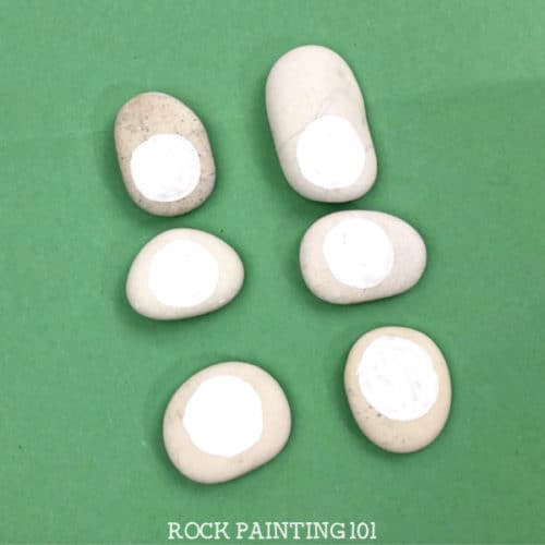 These snowman painted rocks will make amazing gifts this holiday season! Mix and match them for a fun game that kids will love to play with! #snowmanrockpainting #snowmangifts #stockingstuffers #paintedrockgifts #doyouwantobuildasnowman #rockpainting101