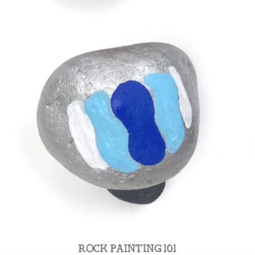 This dot painting backdrop is perfect for painted rocks. Great for adding a holiday message or making a kindness rock. #dotpainting #basecoat #background #backdrop #howtopaintrocks #rockpaintingideas #kindnessrocks #holidayrocks #tutorial #rockpainting101