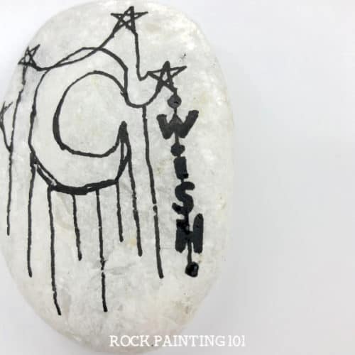 Create dreamy moon rocks using the zendangle technique. This style of rock painting is perfect for beginners and are so much fun to make. #moonrocks #starrocks #zendangle #rockpainting #paintedrocks #howtopaintrocks #rockpainting101