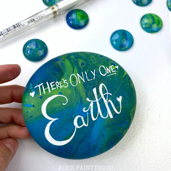 Pour painting techniques that create beautiful painted rocks