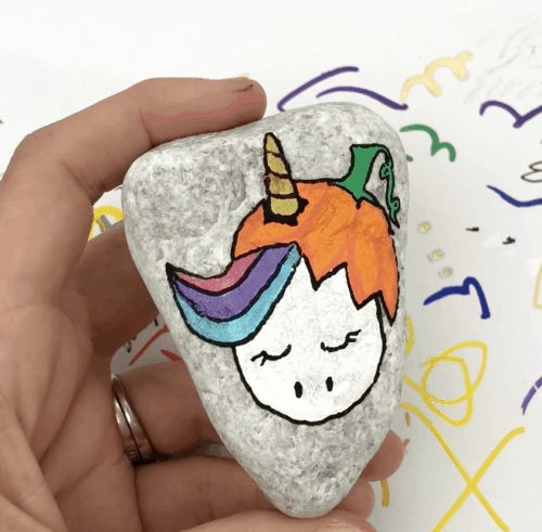 How to paint a unicorn for autumn. This rock painting tutorial for beginners helps you give a unicorn a fun fall theme!